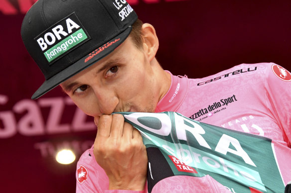 Jai Hindley kisses his team colours after claiming the pink jersey at the Giro d’Italia’s penultimate stage.