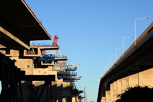 The building of the second Gateway Bridge.