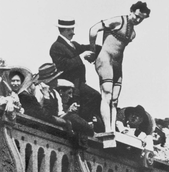 Houdini preparing to jump into the Yarra in 1910.