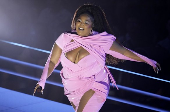 Lizzo performs in custom Rey Ortiz.