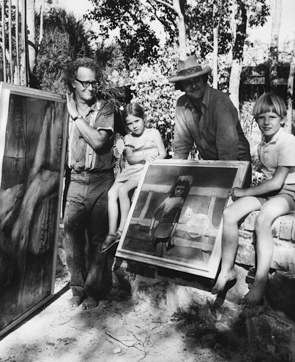  Clifton Pugh, Louise Olsen, John Olsen [in hat], and Timothy Olsen. with paintings they are exhibiting to raise funds for a State School in 1970. 