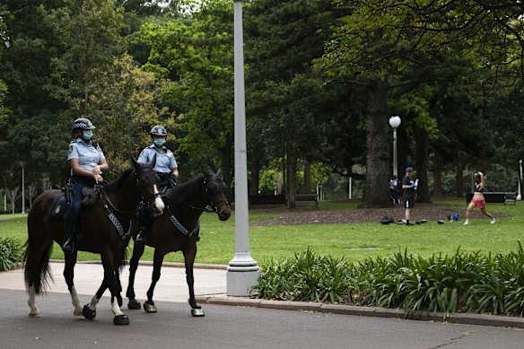 Police presence in the Hyde Park ahead of potential anti-lockdown protests. 