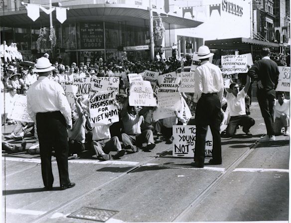 Police and civilians drag student anti-Vietnam protestors from the road when they interrupted the 1966 Moomba procession. 
