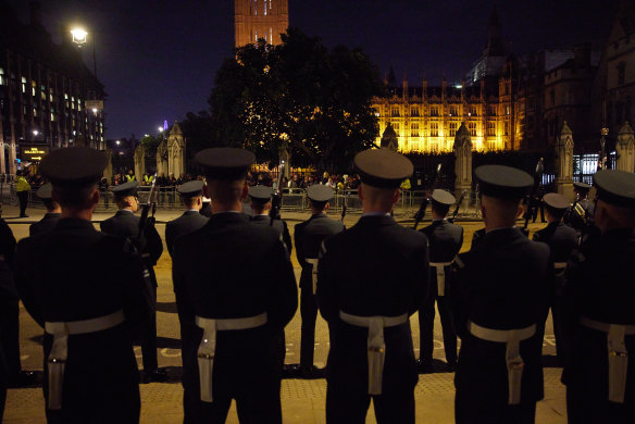 Askerler, 15 Eylül 2022'de Kraliçe II. Elizabeth'in cenaze töreninin provası sırasında Parlamento Binası önünde düzenleniyor.
