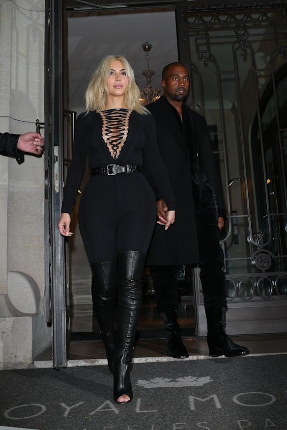 A lace up collar has never worked harder.