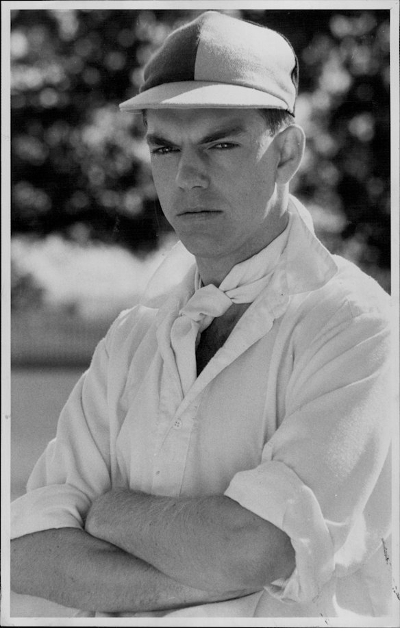 Hugo Weaving como o vilão capitão de críquete inglês Douglas Jardine em Bodyline. 