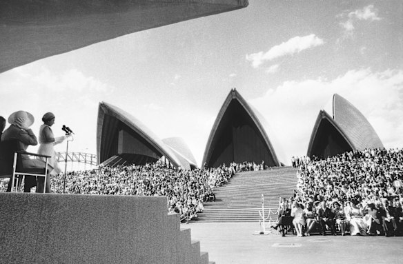 FILE PIC  7-11-1973   Queen Elizabeth II officially opens the Sydney Opera House  [150 online timeline].  pool pic 
***FDCTRANSFER***

Queen Elizabeth II - Visit - 1973