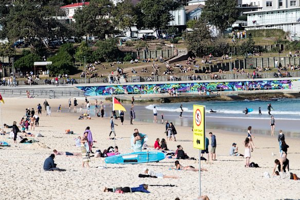 A very busy day at Bondi along the promenade and grassy areas, although the sand and water were not over-crowded.
