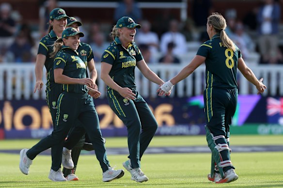 Ellyse Perry celebrates with her teammates.