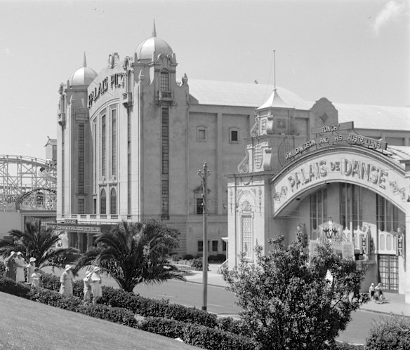 PALAIS PICTURES [Palais Theatre] AND PALAIS DE DANSE, ST KILDA, VIC. c.1934. [Postcard]. c.1920-1954  SOURCE: State Library of Victoria 