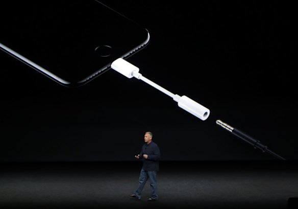 "We know there are some people in the world who still have some old analogue devices", said Apple Vice President Phil Schiller, explaining the decision to include a 3.5mm headphone adapter with the new iPhones.