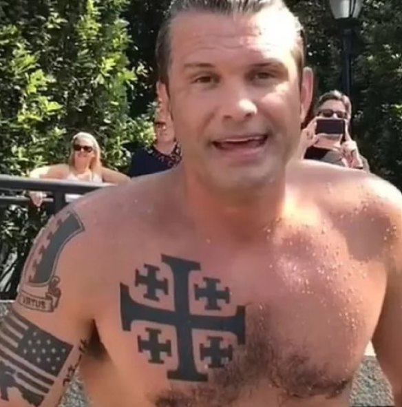 Il tatuaggio della Croce di Gerusalemme di Pete Hegseth, uno dei numerosi tatuaggi e tatuaggi religiosi sfoggiati dal segretario alla difesa.