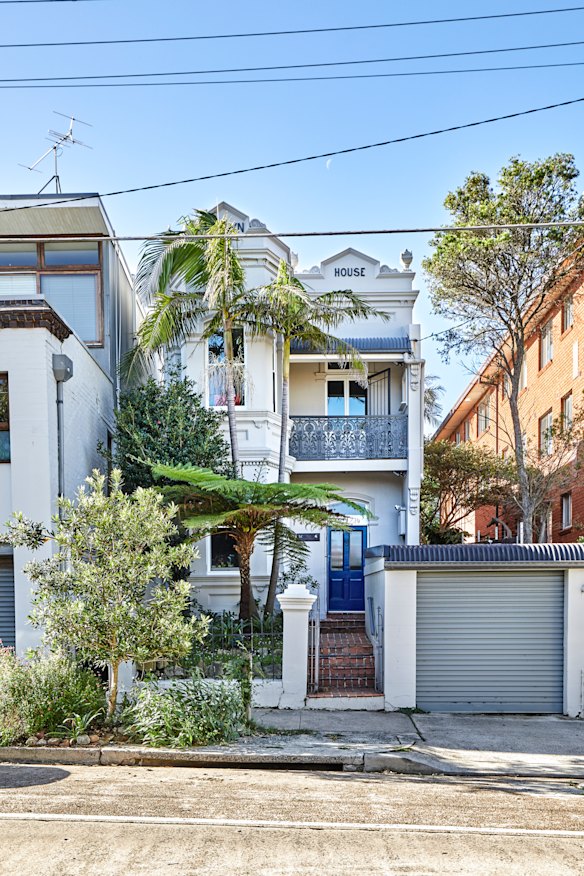 “Newlyn House is part of the Lugar Brae estate, a collection of similar homes built around 1890 in surrounding streets,” says Hewson of the property’s history.