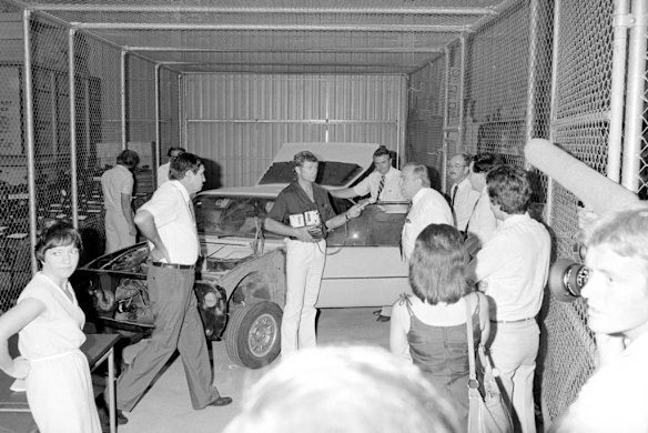 Lindy Chamberlain and Michael Chamberlain at the inquest into the death of their daughter, Azaria. Their car is examined inside the police compound near Alice Springs, December 1981.