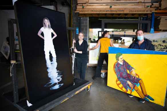 Archibald entrants arriving at the NSW art gallery. (left) Sitter Lisa McCune by artist and friend  Yvonne East.