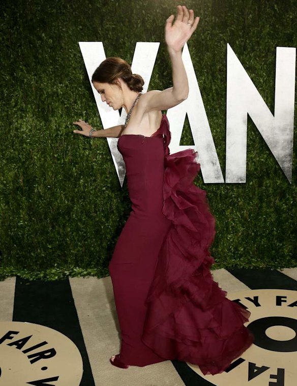 Jennifer Garner loses her balance at the 2013 Vanity Fair Oscars Party.