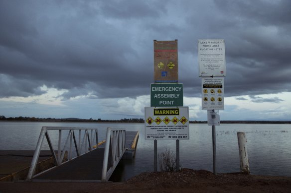 Lake Wyangan carries various warnings discouraging the public from entering the lake, canoeing on it, or eating fish caught from it because of ‘harmful algae’ that may be present.