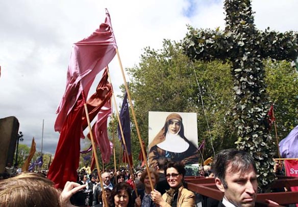 A parade to celebrate Mary MacKillop's canonisation makes its way through Fitzroy.