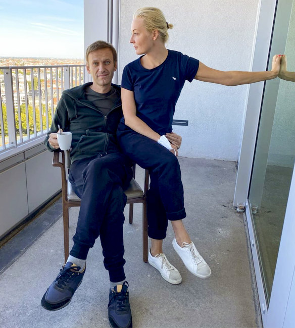 Navalny and his wife Yulia pose for a photo in a Berlin hospital