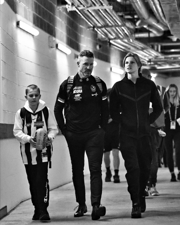 Nathan Buckley arrives at the SCG with his sons Ayce (left) and Jett ahead of his last match as the coach of Collingwood.