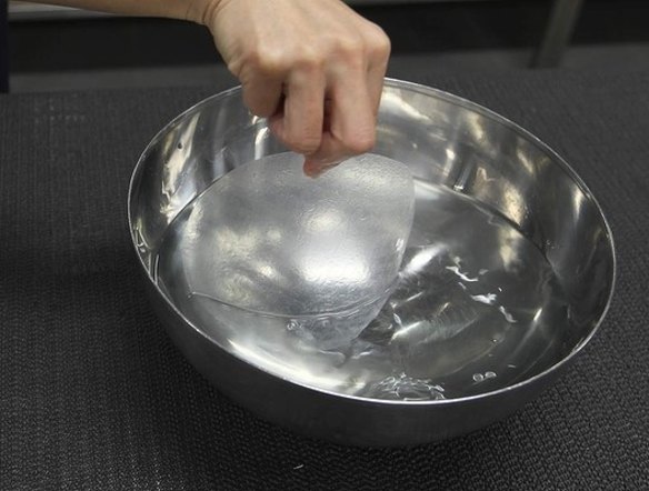 1. Dip a sheet of rice paper in hot water and submerge for 4-5 seconds. 