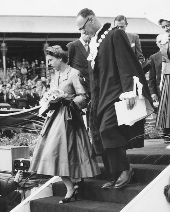 Queen Elizabeth descends the stairs at Hamilton Oval, Victoria.