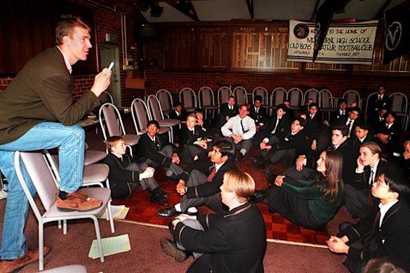 Melbourne footballer Jim Stynes speaking to students from Melbourne High School, May 24 1996.