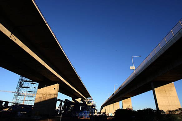 The building of the second Gateway Bridge.