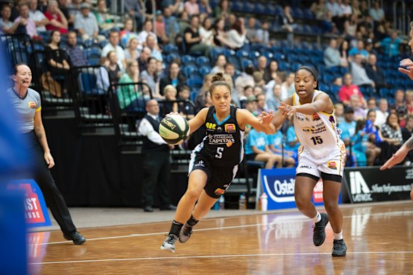 Capitals' Leilani Mitchell and Boomers' Lindsay Allen.