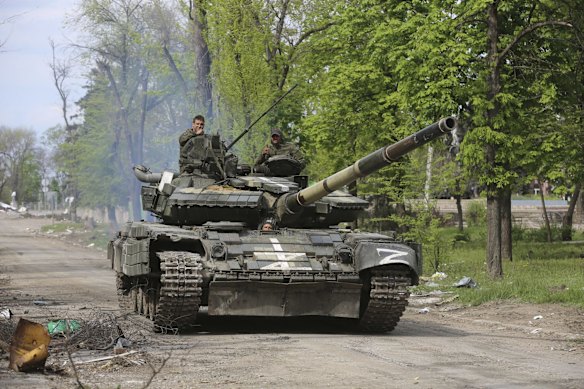 A Donetsk People's Republic militia tank in Mariupol.