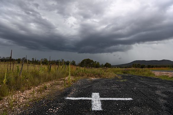 A Supercell storm forms near Wellington close to the Gulgong area.