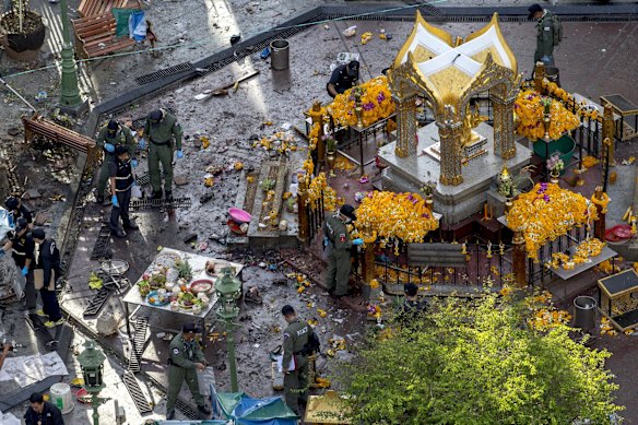 Experts investigate the Erawan shrine at the site of a deadly blast in central Bangkok, Thailand, August 18, 2015. 