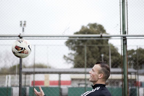 Gavin de Niese training in River Plate Stadium.