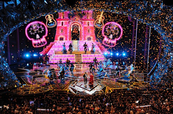 Miguel Lafourcade and Natalia Lafourcade perform <i>Remember Me</i> from <i>Coco</i>.