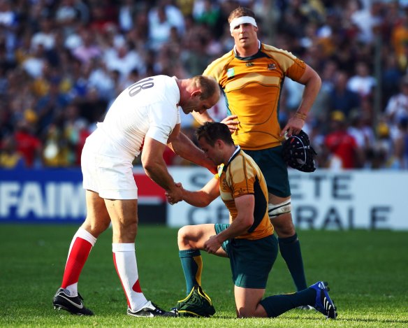 Lawrence Dallaglio consoles Matt Giteau  at the end of the quarter-final of the 2007 World Cup.