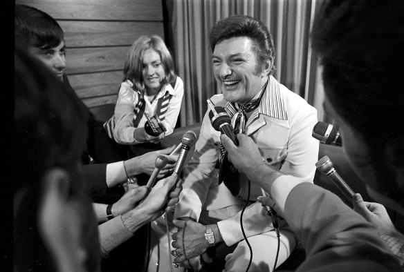 US pianist Liberace turns on the charm at Mascot Airport on October 18, 1971.