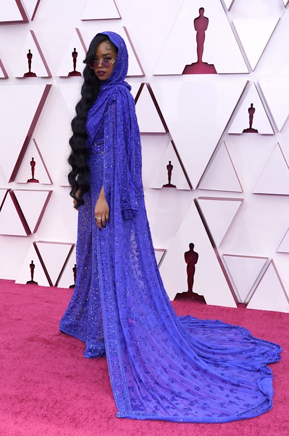 H.E.R. arrives at the Oscars in custom Dundas.