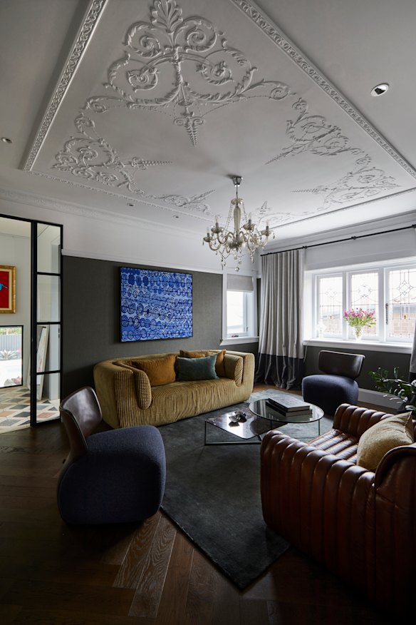The “martini lounge” features remoulded ceilings, a corduroy sofa from Missoni,
a “Mohana” coffee table by Space Furniture and artwork by Beverly Burton.