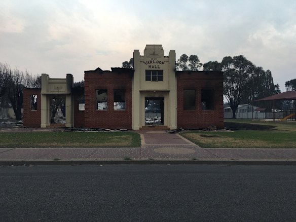 Fire destroys Yarloop, threatens Waroona and Harvey