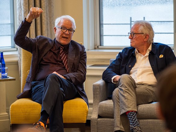 Os colecionadores de arte aborígenes Steve Martin e John Wilkerson se conheceram na casa do cônsul-geral australiano em Nova York.