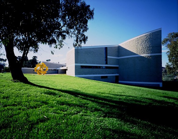 Ringwood Cultural Centre (Karralyka Centre). Sculpture by Charles Perry.