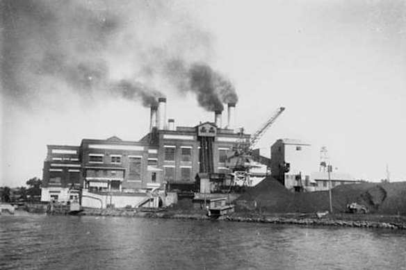 The powerhouse, as seen from the Brisbane River, circa 1950.