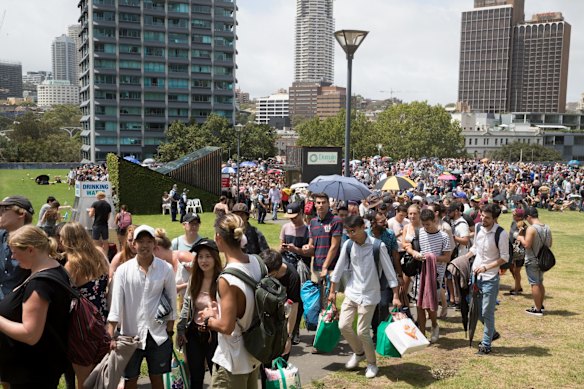 The queue to get in to Mrs Macquaries Chair.