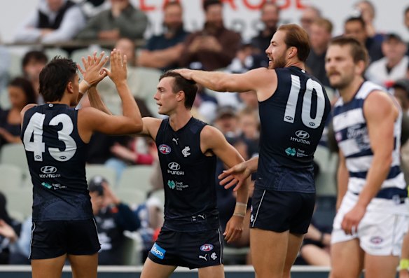 Uma grande impressão foi causada: Ashton Moir e Harry McKay parabenizaram a estrela em ascensão Jagga Smith na última temporada contra os Cats.