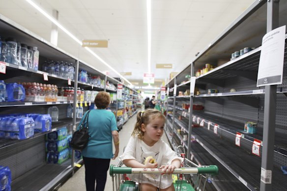 Grace and Jacky take Jacky's mother, who suffers from dementia, grocery shopping.