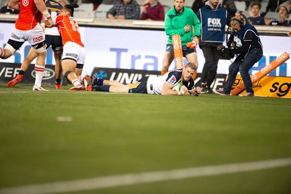 Brumbies' Tom Cusack scores in the corner. 
