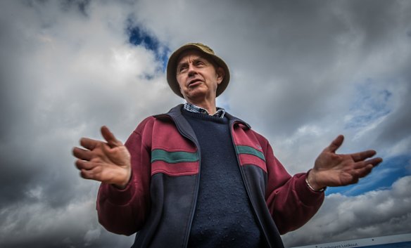 Meeting of Cotter family with Ngambri elder and family descendant Paul House. as a prelude to launch of book ''Cotter'' by Canberra author Richard Begbie. (pictured)?