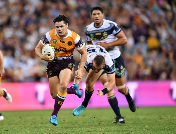 James Roberts bursts away from the Cowboys' defence on Friday night.