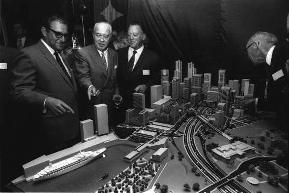 The NSW Premier Mr Askin unveils a model of the $400 million Woollomooloo redevelopment project, October 15, 1971.