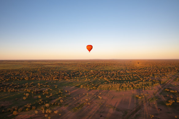 Hot-air ballooning is the perfect way to appreciate the vast remoteness and spectacular dawn colours of the Australian outback and MacDonnell Ranges.